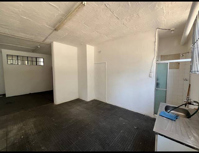 220M² WAREHOUSE TO LET IN FERNDALE